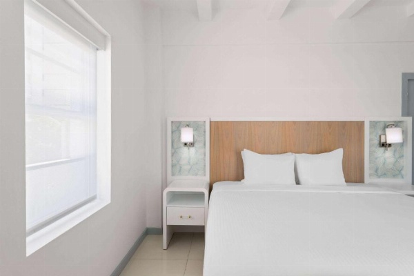 Townhouse Hotel by LuxUrban image 12