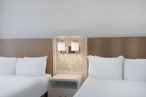 Townhouse Hotel by LuxUrban image 18