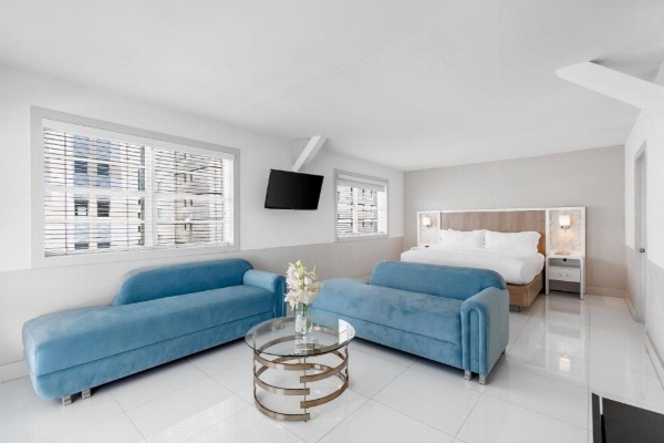 Townhouse Hotel by LuxUrban image 20